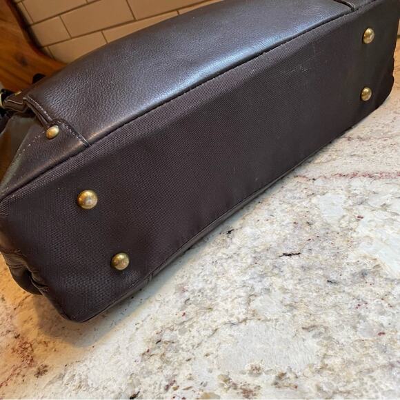 Solo New York 16" Leather Laptop Bucket Tote Bag - Picture 8 of 16